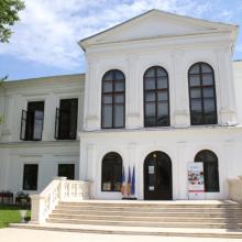 Un cadre d'exception au cœur de Bucarest, dans un bâtiment historique soigneusement rénové et parfaitement adapté aux besoins scolaires.